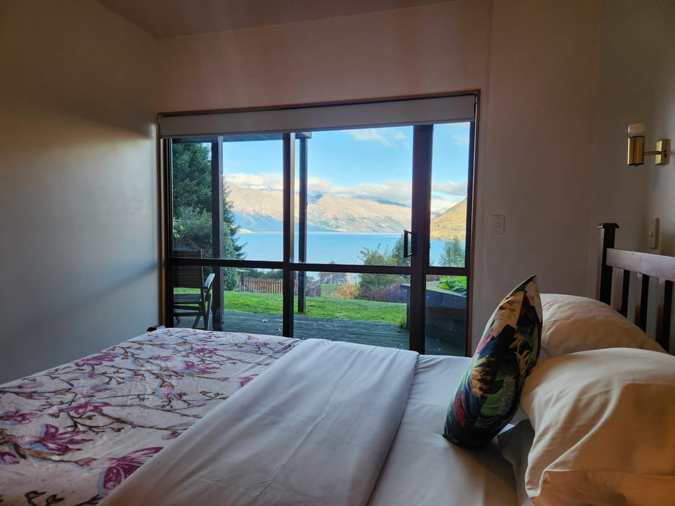 Bed, Natural landscape, View (from property/room), Balcony/Terrace, Photo of the whole room, Bedroom, Lake view, Mountain view