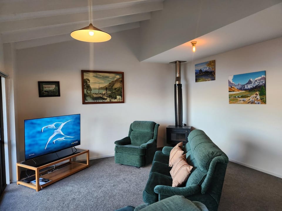 Communal lounge/ TV room, TV and multimedia, Living room, Seating area, Evening entertainment