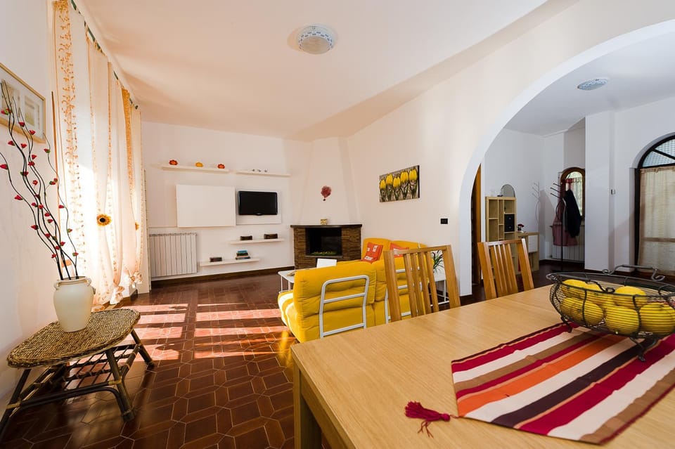 Photo of the whole room, Dining area, Bedroom