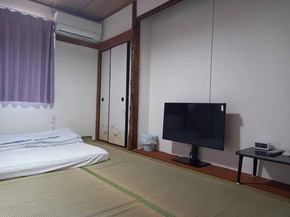 Bed, TV and multimedia, Photo of the whole room, Bedroom, wardrobe