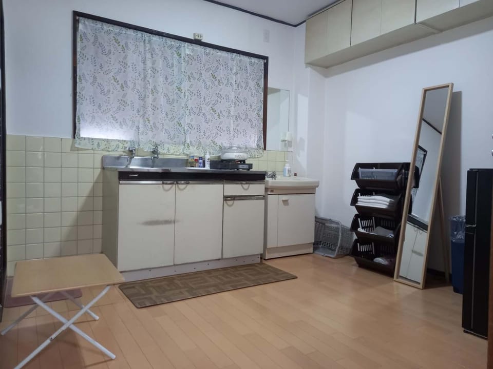 Kitchen or kitchenette, minibar, stove