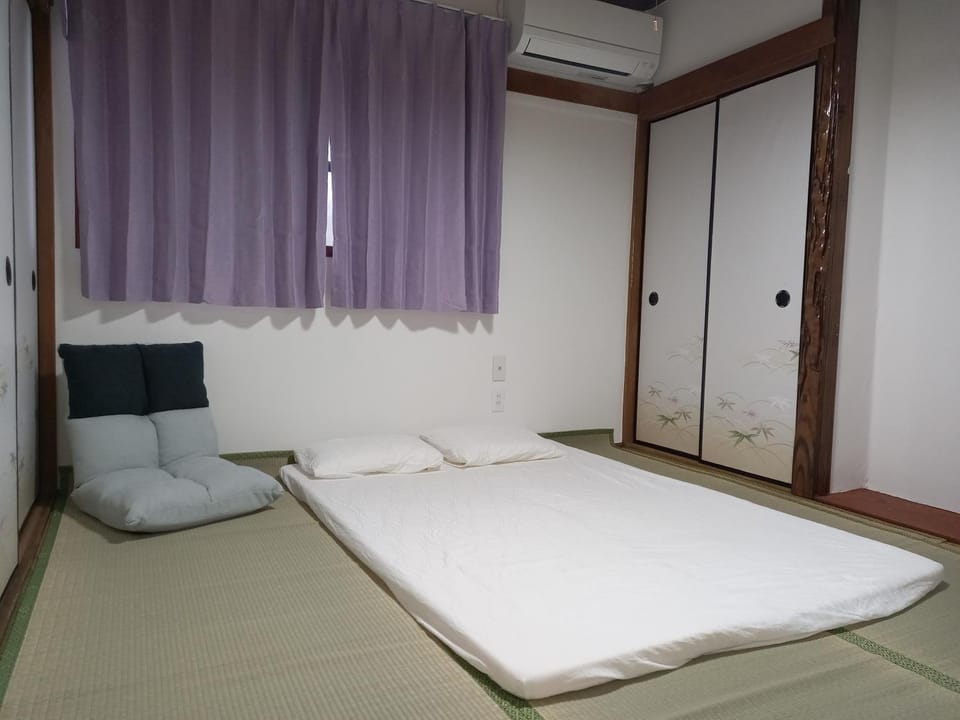 Bed, Bedroom, wardrobe, air conditioner