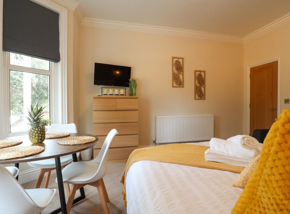 Cosy,Two Beds, Close to Town, Beach, Hospital, Free Parking Apartment in Eastbourne