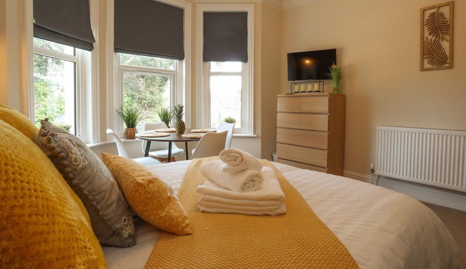 Cosy,Two Beds, Close to Town, Beach, Hospital, Free Parking Apartment in Eastbourne