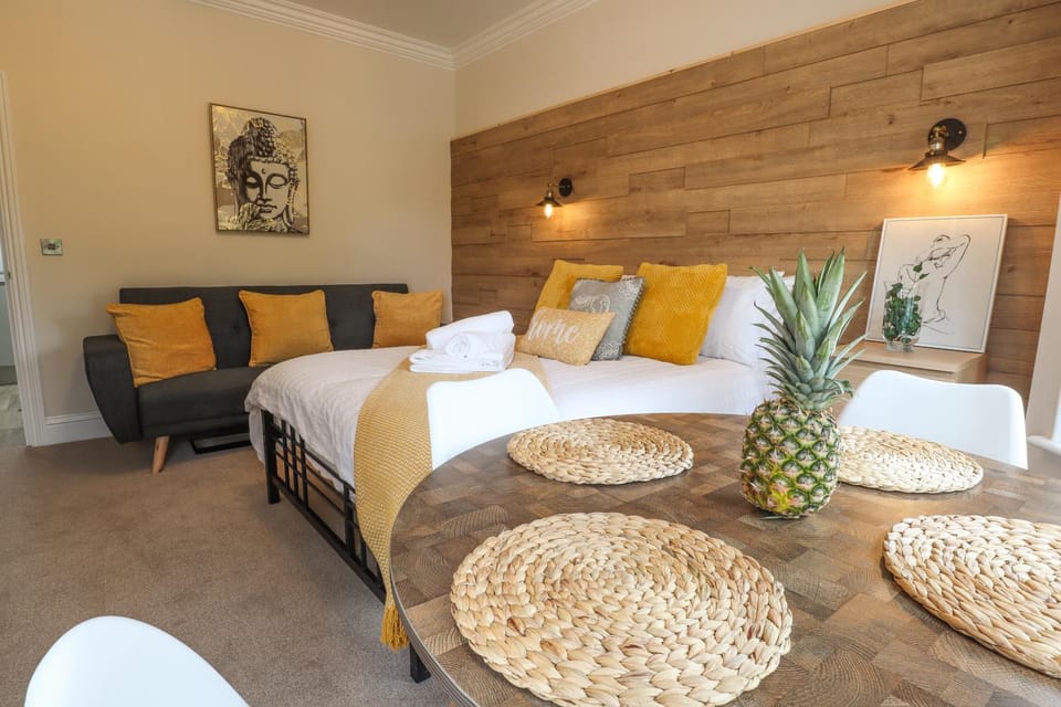 Cosy,Two Beds, Close to Town, Beach, Hospital, Free Parking Apartment in Eastbourne