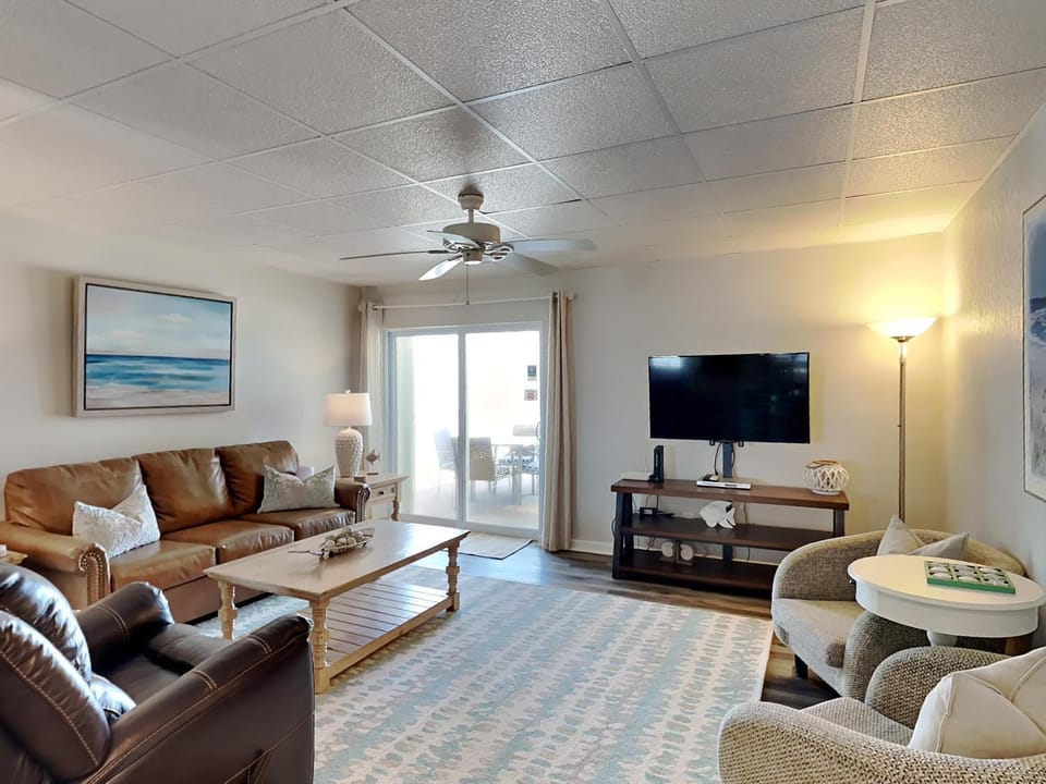 TV and multimedia, Balcony/Terrace, Living room, Seating area, furniture