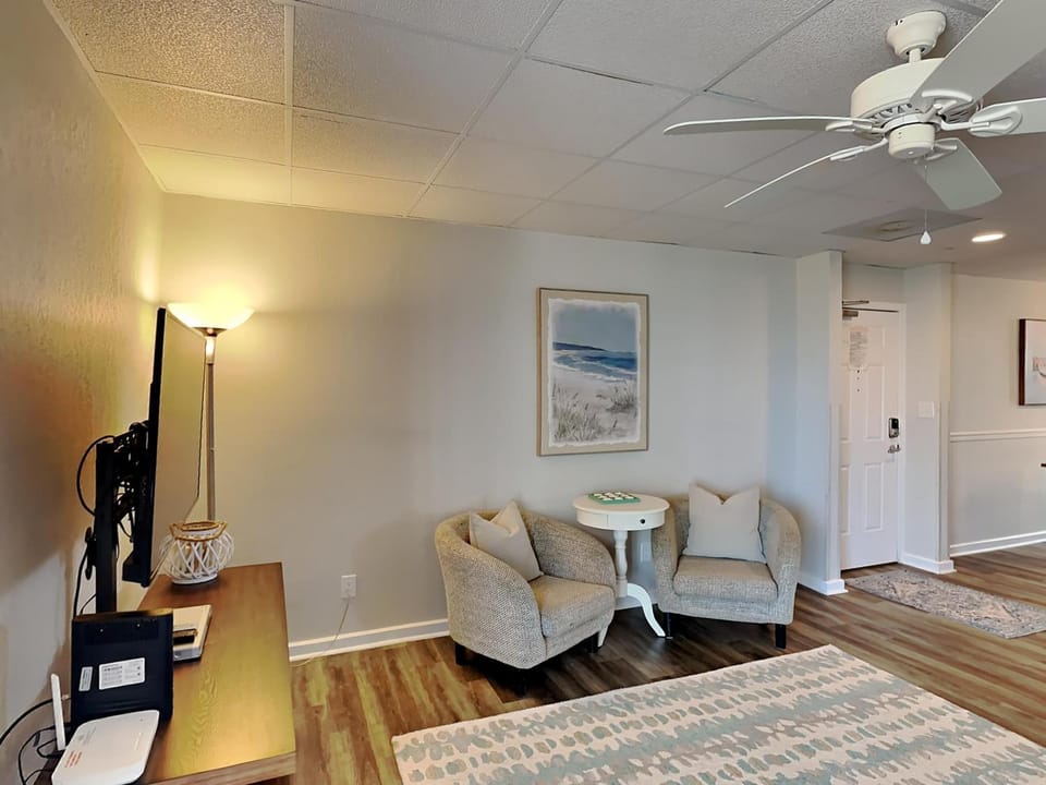 Bed, TV and multimedia, Living room, Seating area, Bedroom, furniture