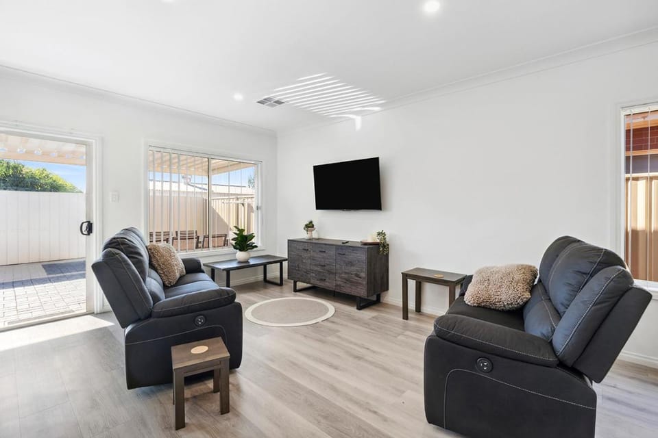 TV and multimedia, Living room, Evening entertainment