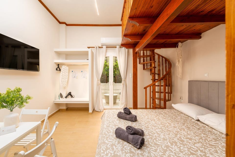 Bed, Living room, Photo of the whole room, Seating area, Bedroom, towels