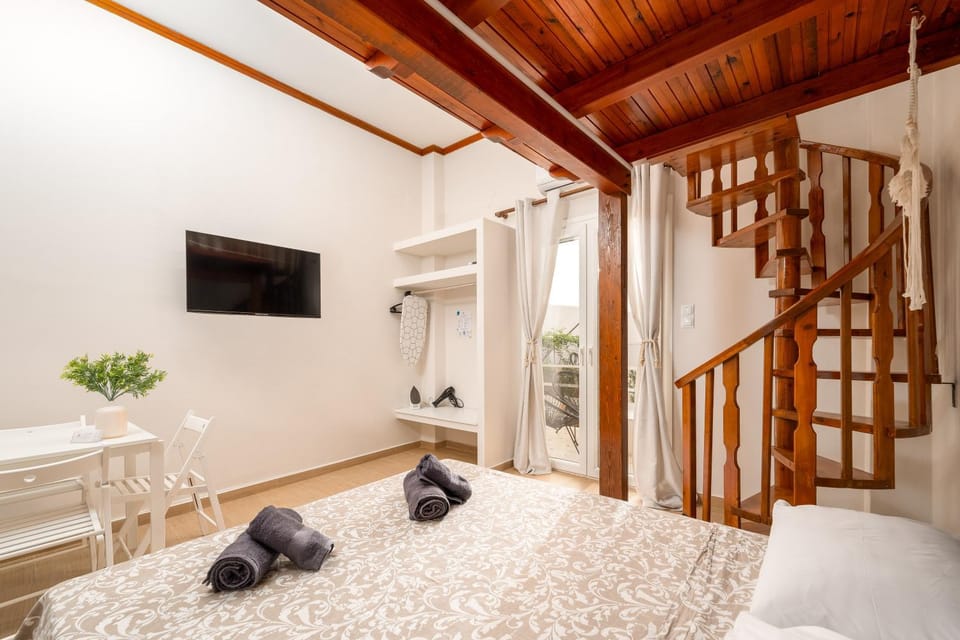 Bed, TV and multimedia, Photo of the whole room, Bedroom, towels