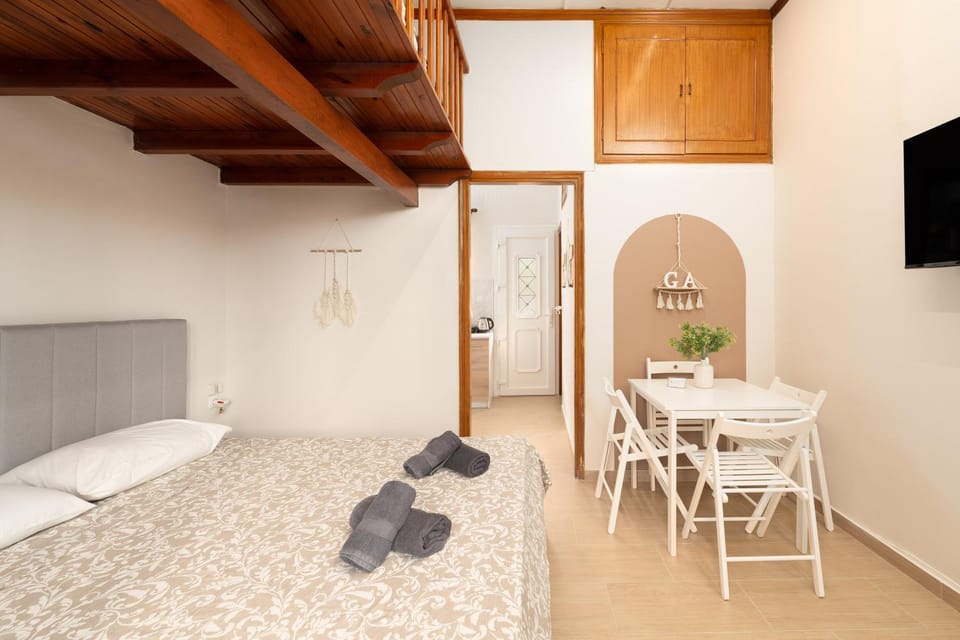 Bed, TV and multimedia, Living room, Photo of the whole room, Seating area, Dining area, Bedroom, towels