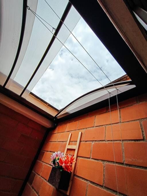 Lindo apartamento con patio privado. Apartment in Medellin