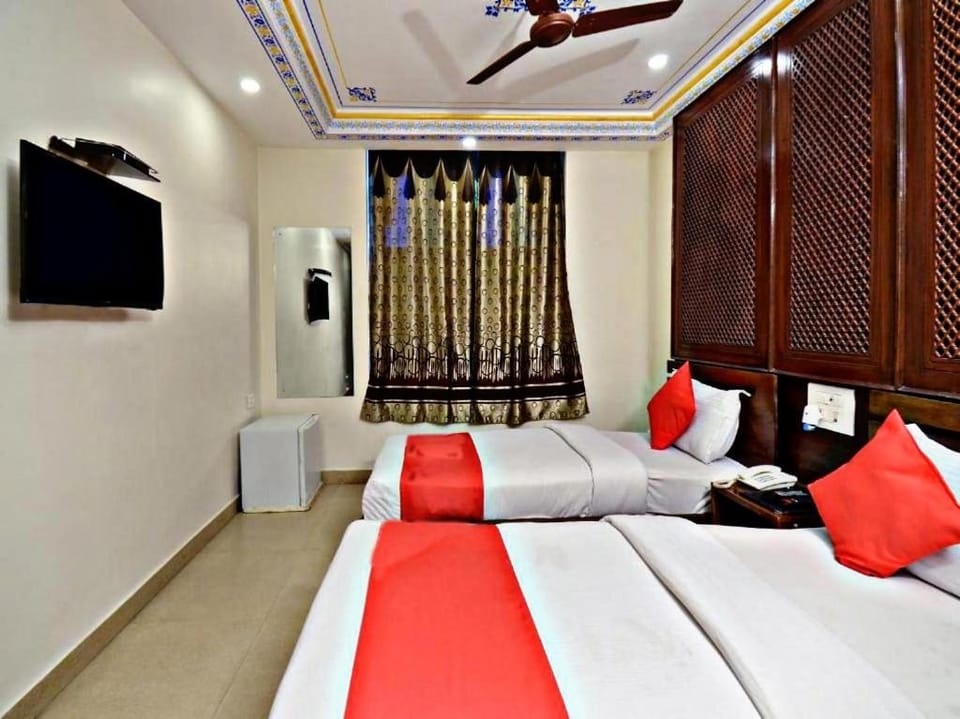 Bed, Photo of the whole room, fireplace, air conditioner
