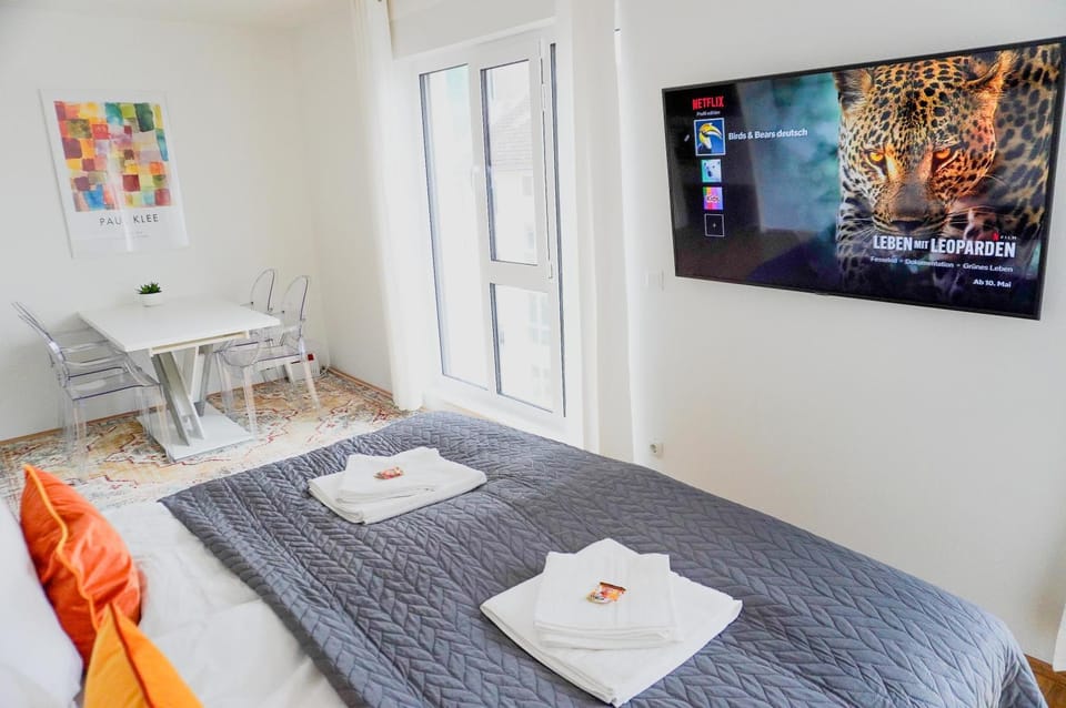 Bed, TV and multimedia, Photo of the whole room, Seating area, Bedroom, towels