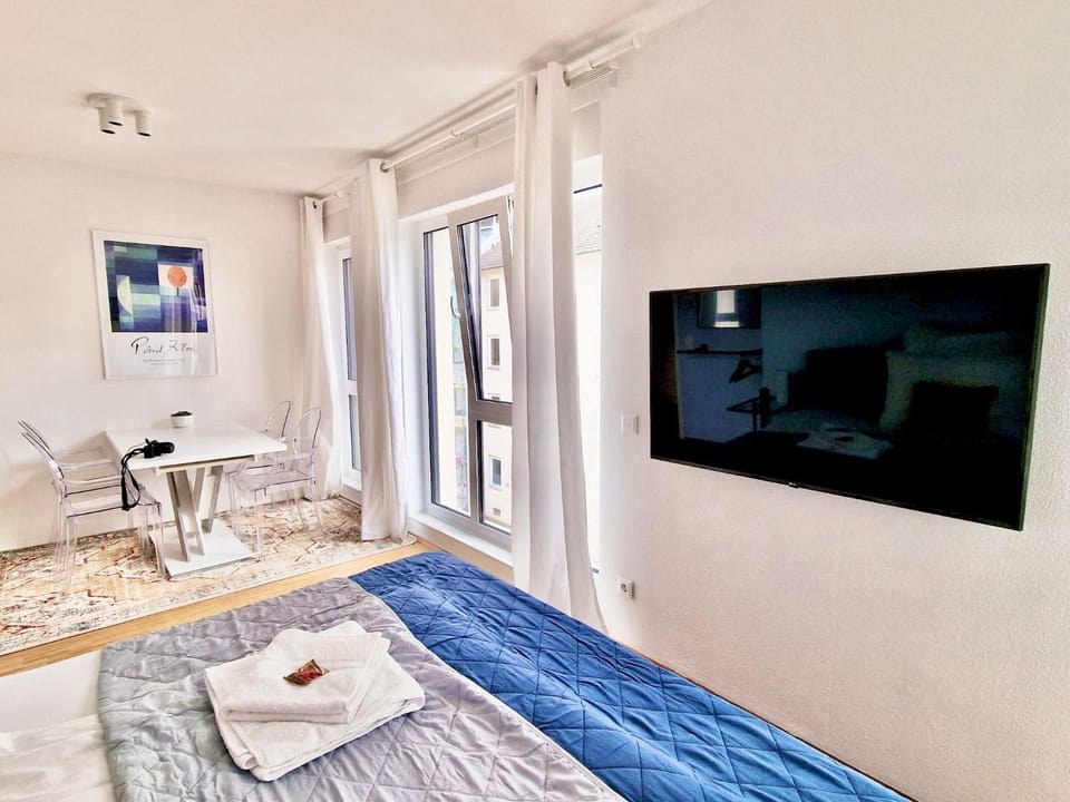 Bed, TV and multimedia, Seating area, Dining area, Bedroom