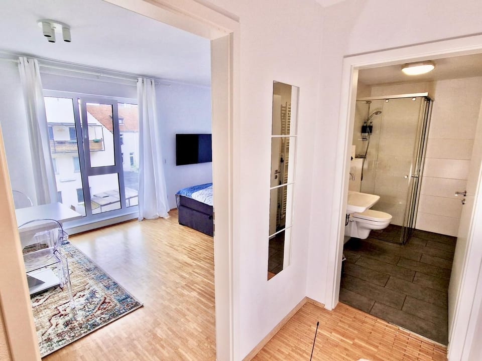 Shower, Toilet, Bed, Bathroom, TV and multimedia, Photo of the whole room, Seating area, Bedroom