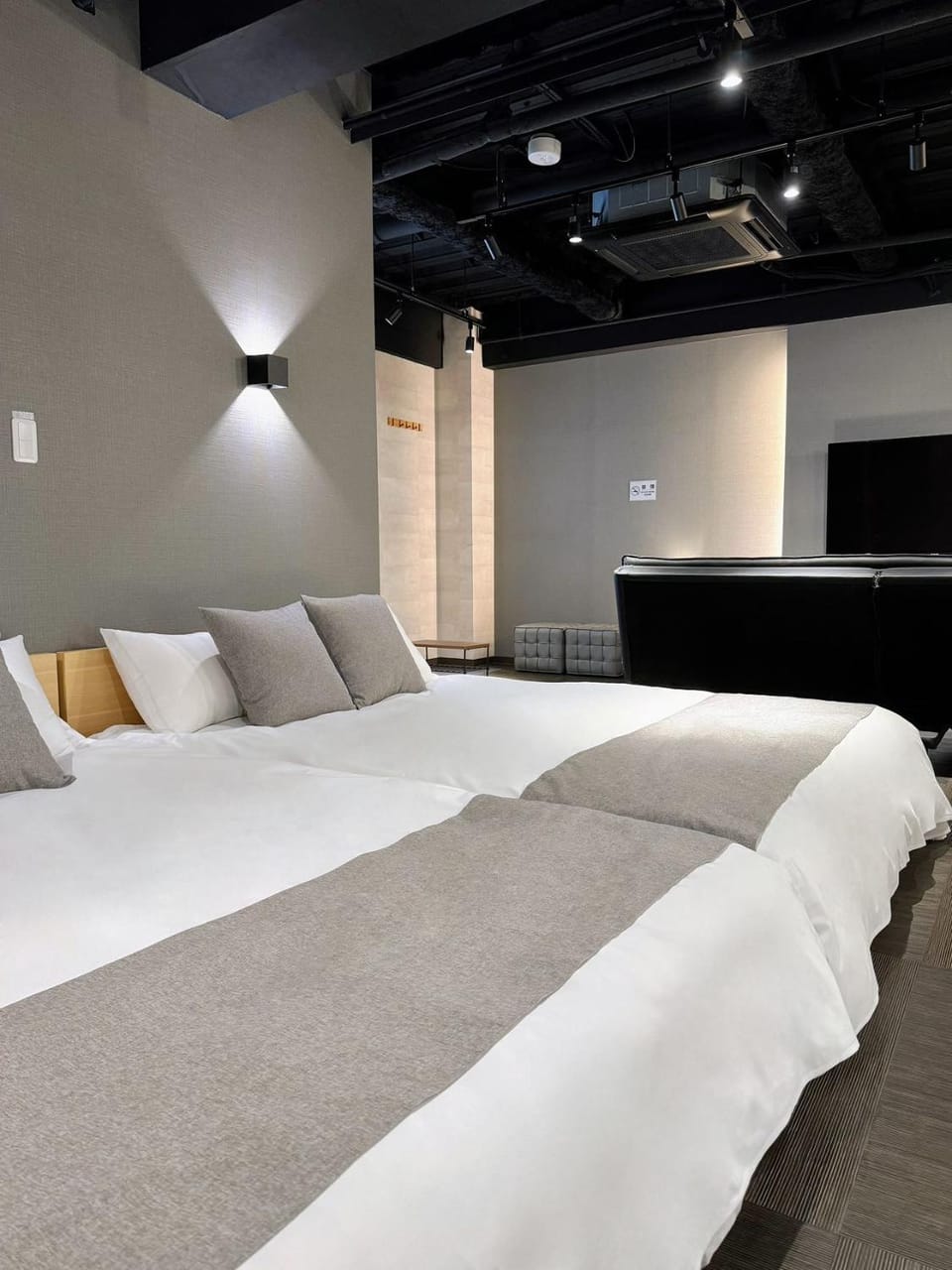 Bed, TV and multimedia, Bedroom