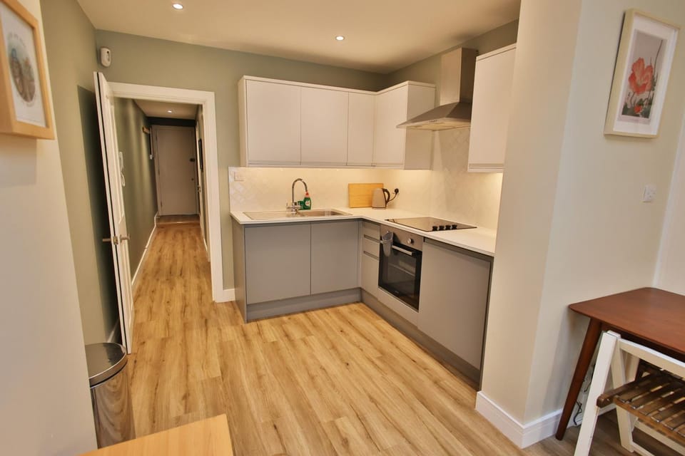 Kitchen or kitchenette, oven, pet friendly, stove