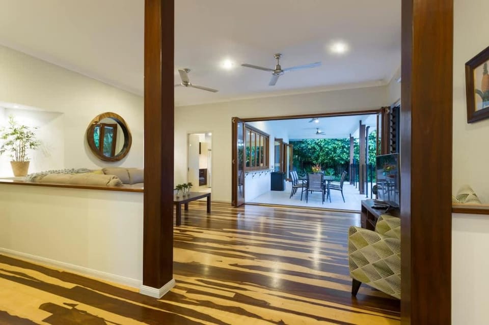 Footsteps to Four Mile - Port Douglas House in Port Douglas