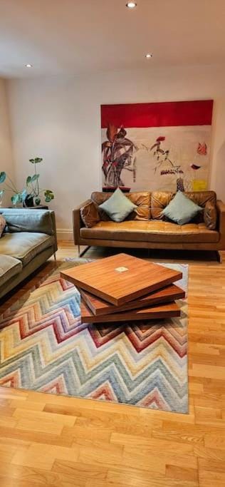 Charming Two Bedroom apartment with Balcony Apartment in London