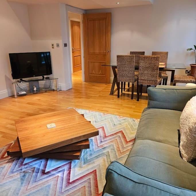 TV and multimedia, Seating area, Dining area