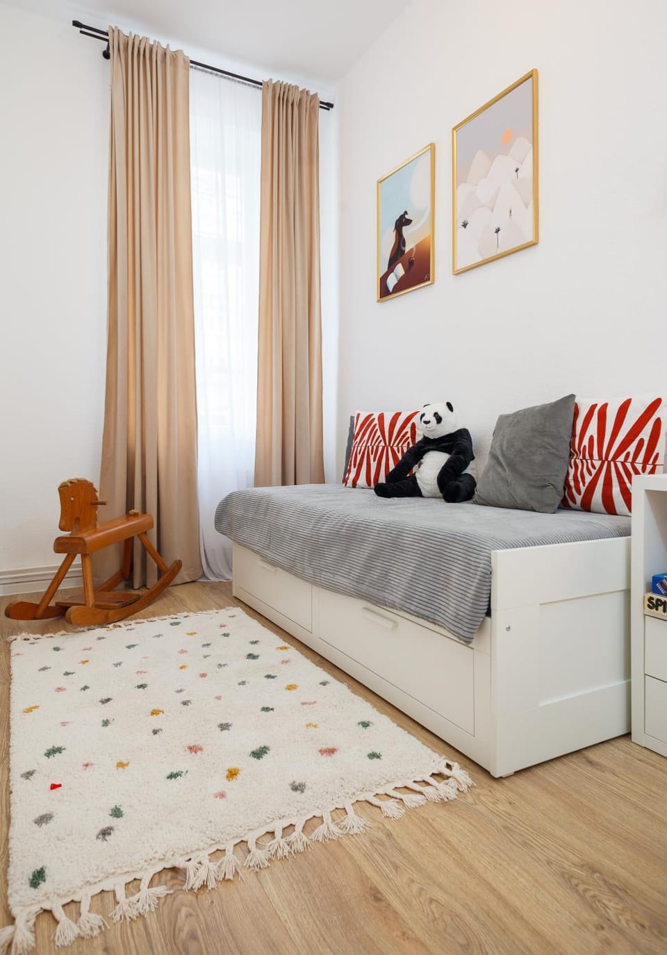 Bed, Living room, Photo of the whole room, Seating area, Bedroom, young children