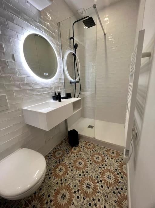 Shower, Toilet, Bathroom, heating, towels, washing machine, dryer