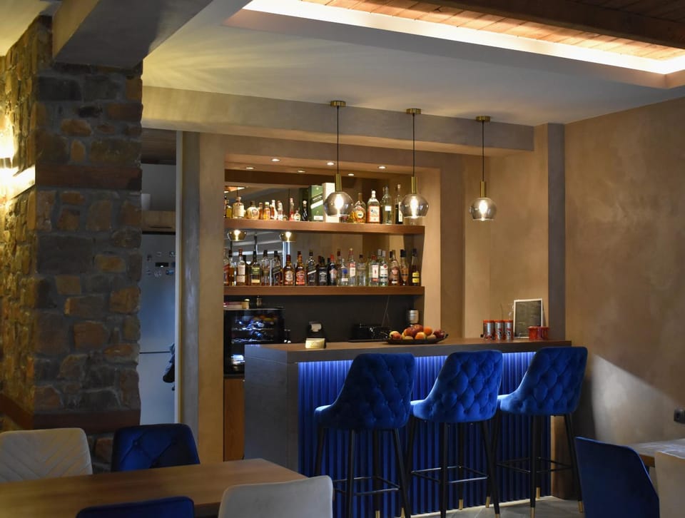 Lounge or bar, Food and drinks, Drinks