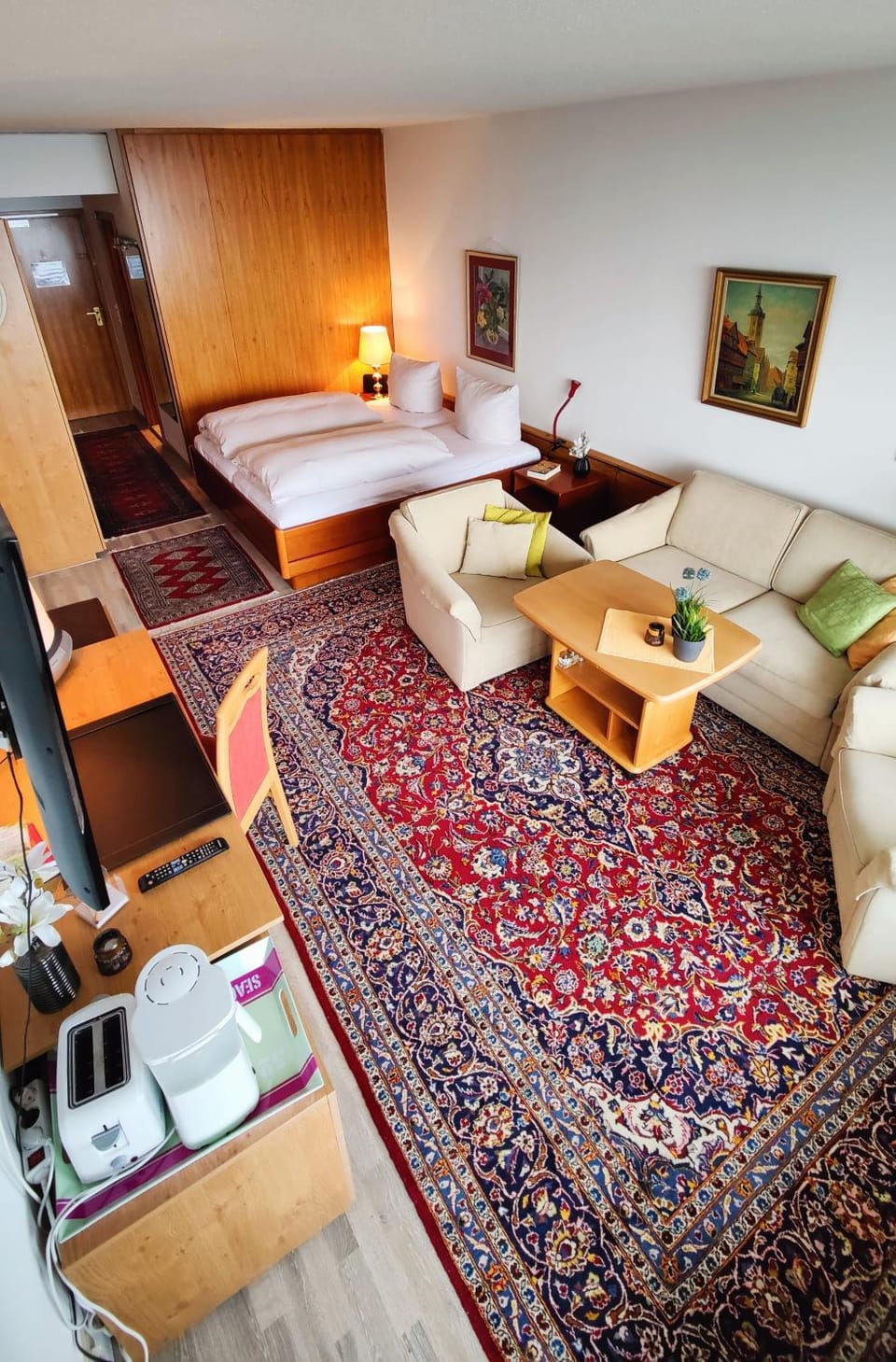 Bed, TV and multimedia, Living room, Photo of the whole room, Bedroom, hair dresser