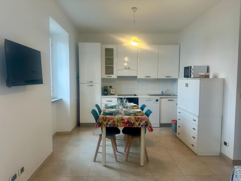 TV and multimedia, Kitchen or kitchenette, Dining area, minibar, oven, pet friendly, stove