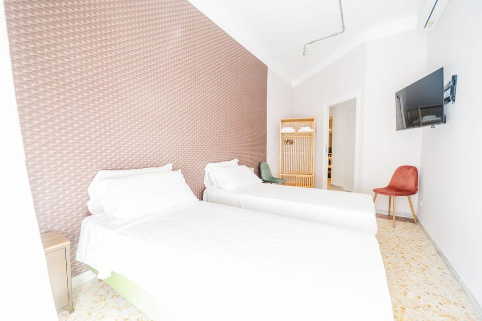 Bed, TV and multimedia, Photo of the whole room, Bedroom