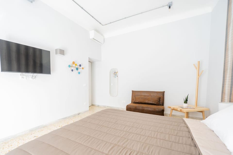 Bed, TV and multimedia, Photo of the whole room, Bedroom, air conditioner