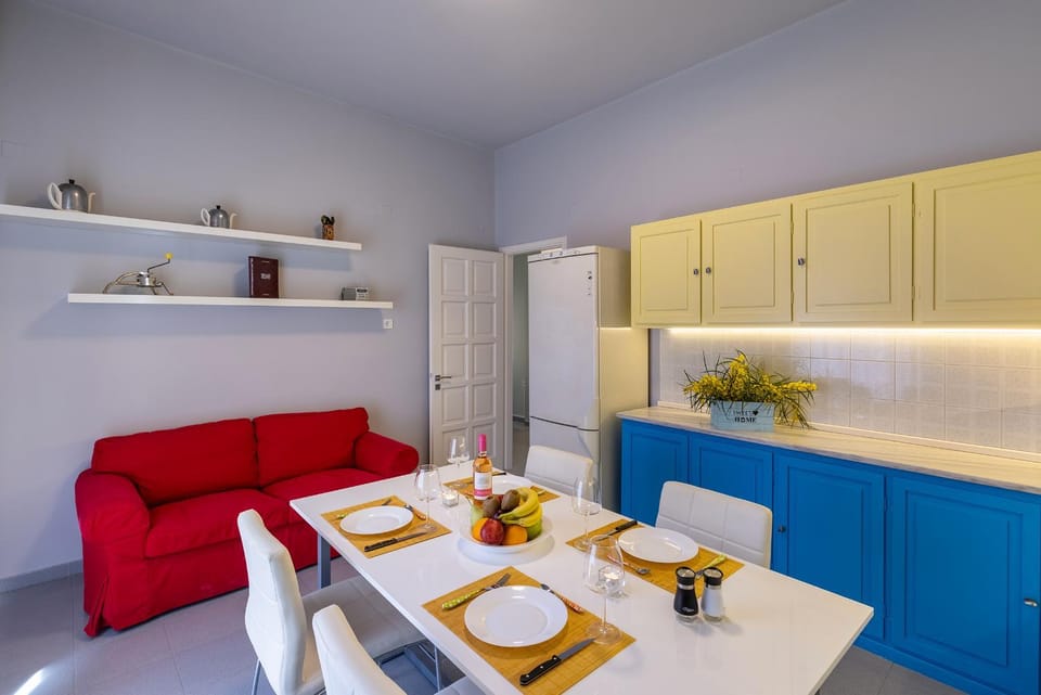 Kitchen or kitchenette, Food and drinks, Dining area, Food