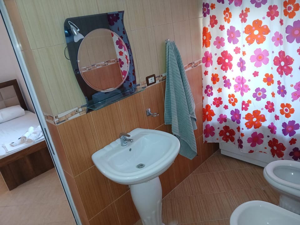 Shower, Toilet, Bathroom, bidet, towels