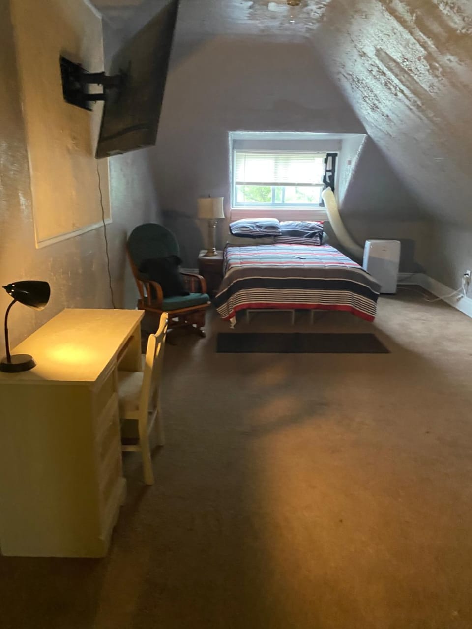Awesome Attic studio3B private room /shared apt Apartment in Cincinnati