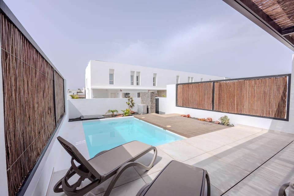 Balcony/Terrace, Swimming pool, sunbed