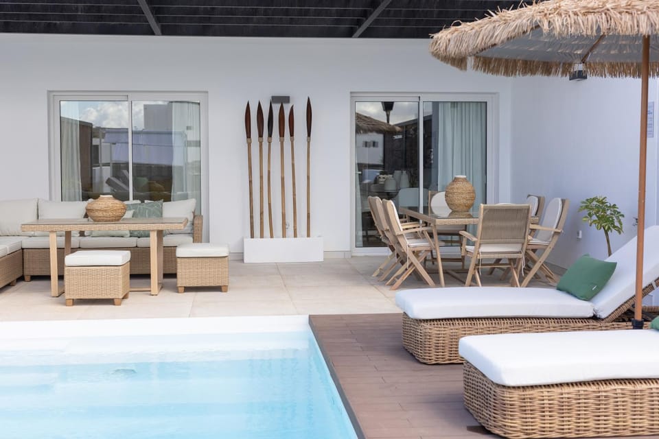 Balcony/Terrace, Seating area, Dining area, Pool view, Swimming pool, sunbed