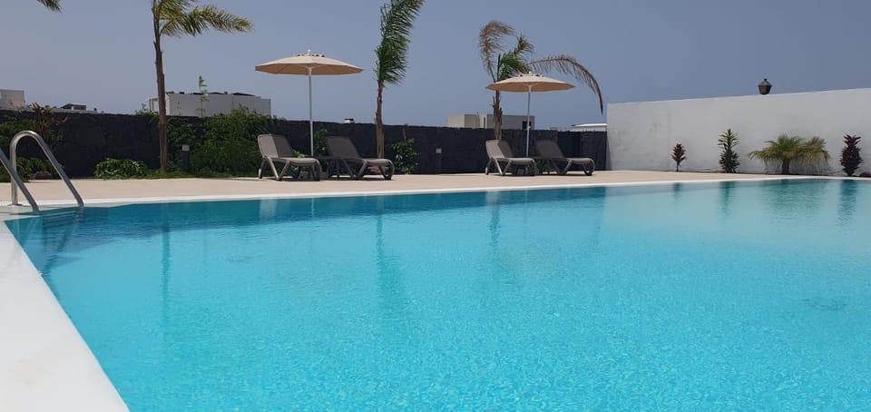 Swimming pool, sunbed