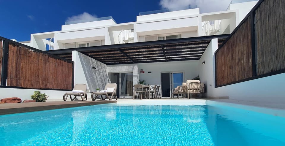 Property building, Day, Balcony/Terrace, Seating area, Swimming pool, sunbed