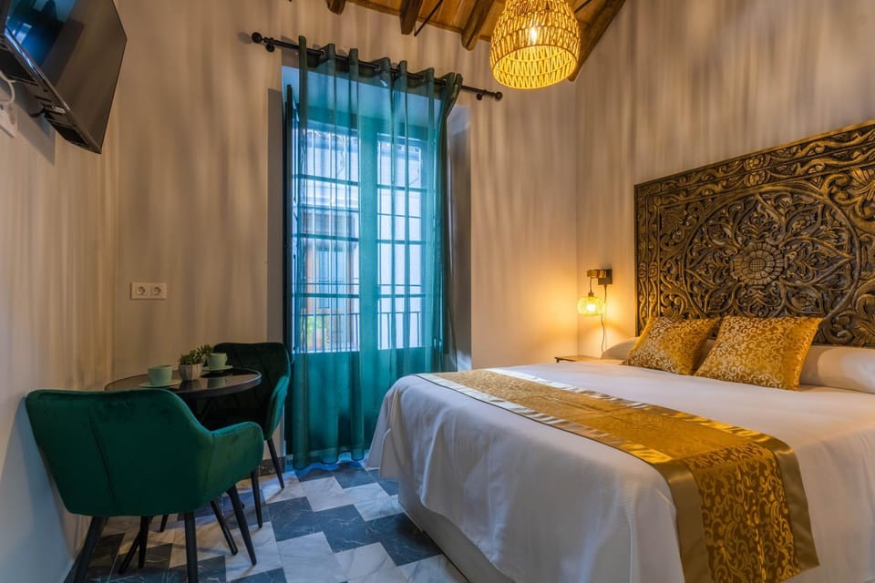 Bed, TV and multimedia, Bedroom