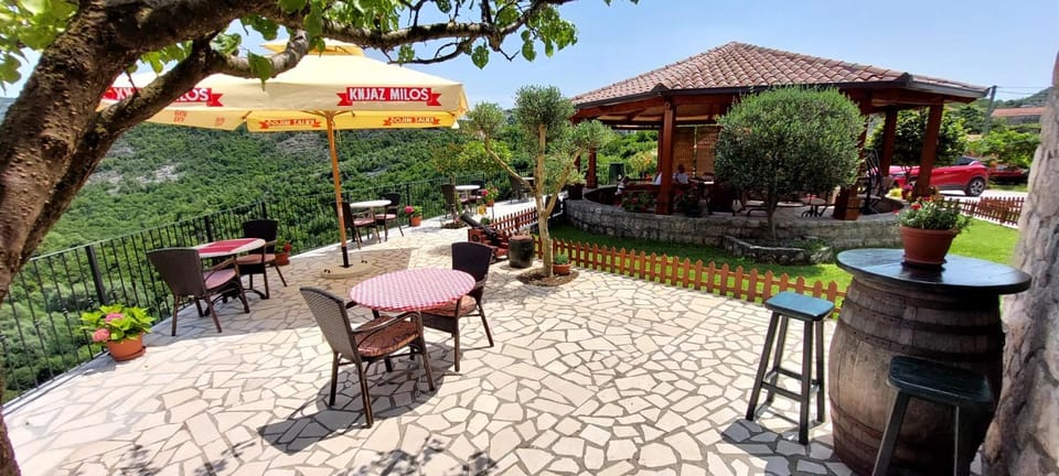 Restaurant/places to eat, Garden view