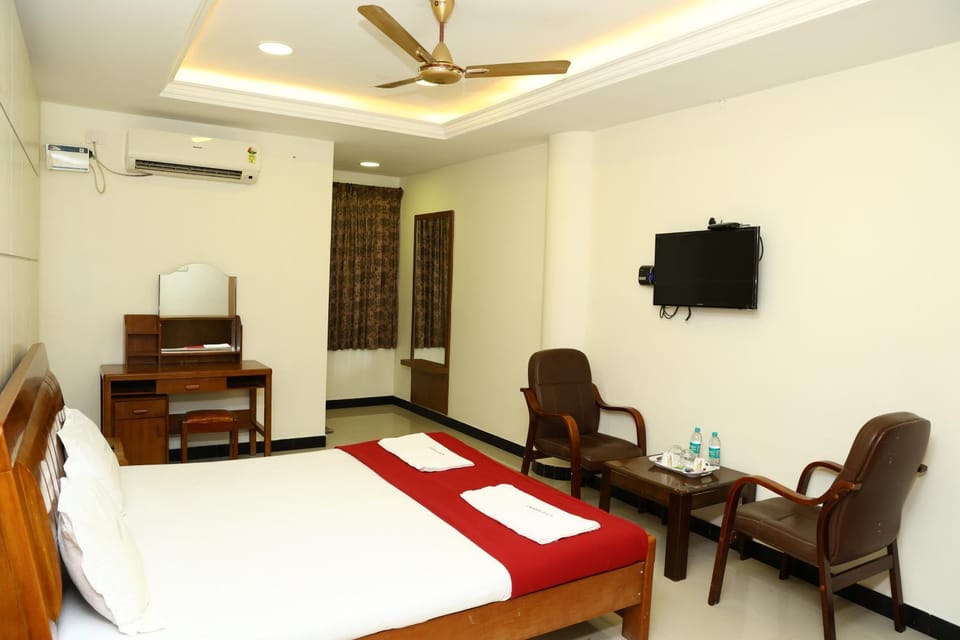 Bed, TV and multimedia, Photo of the whole room, Seating area, Dining area, Bedroom, fireplace, hair dresser, air conditioner