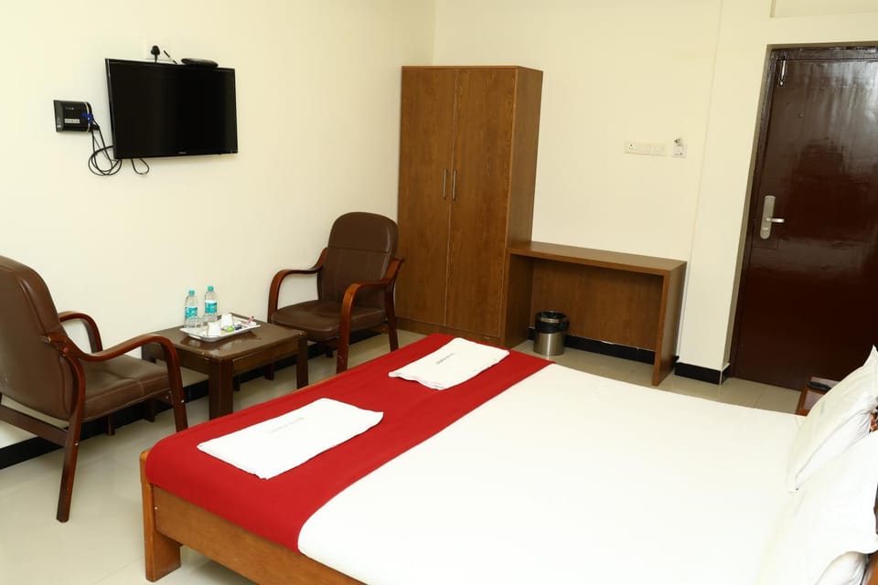 Bed, TV and multimedia, Photo of the whole room, Evening entertainment, Bedroom, hair dresser