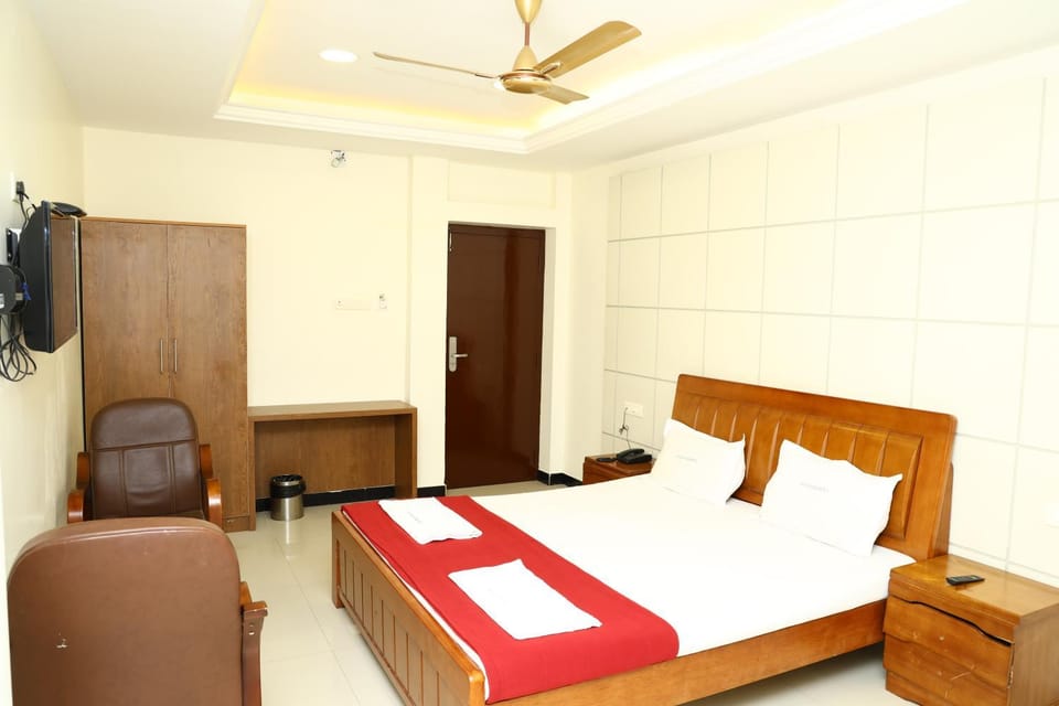 Bed, Living room, Photo of the whole room, Bedroom, air conditioner