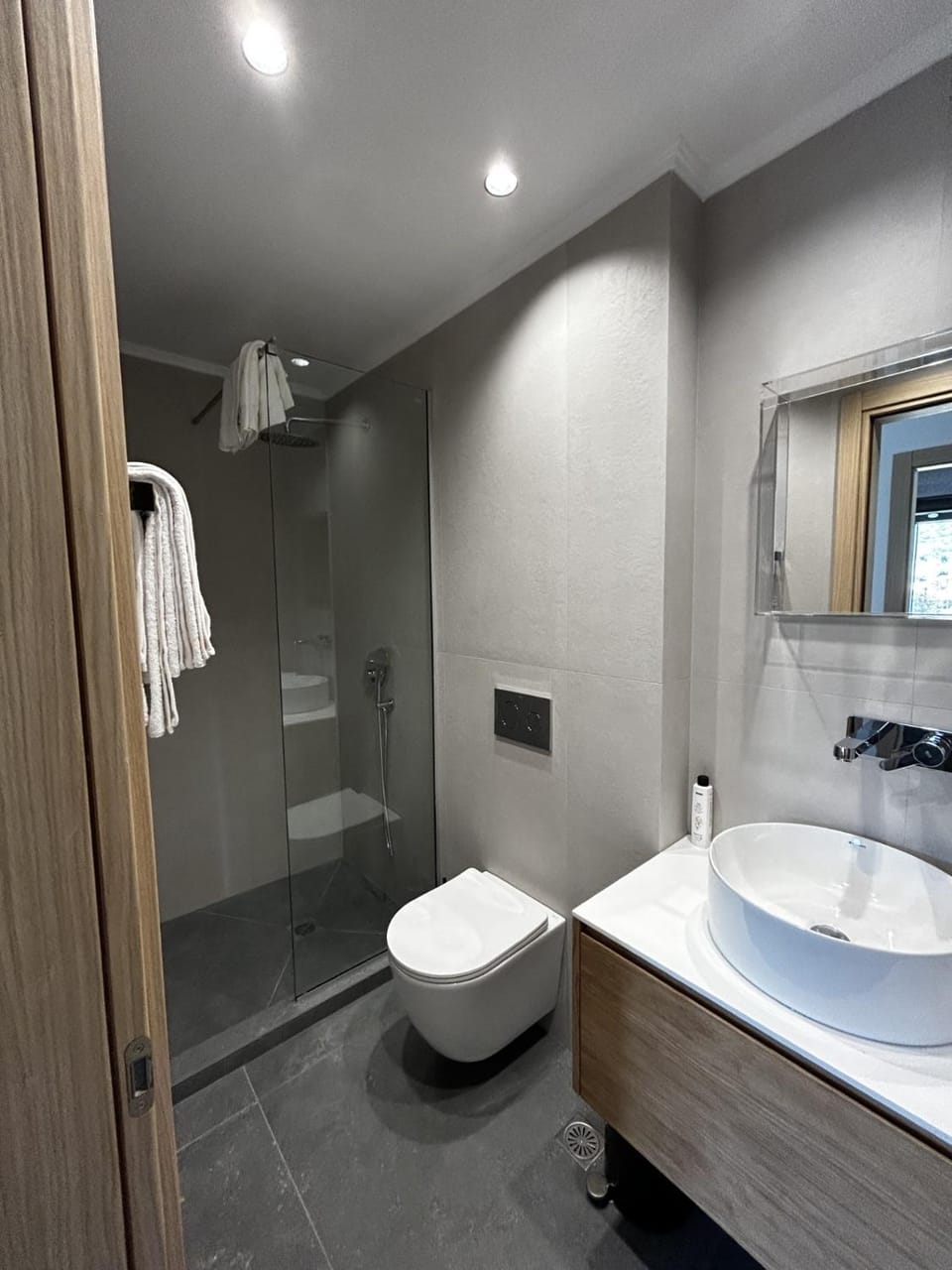Shower, Toilet, Bathroom, towels