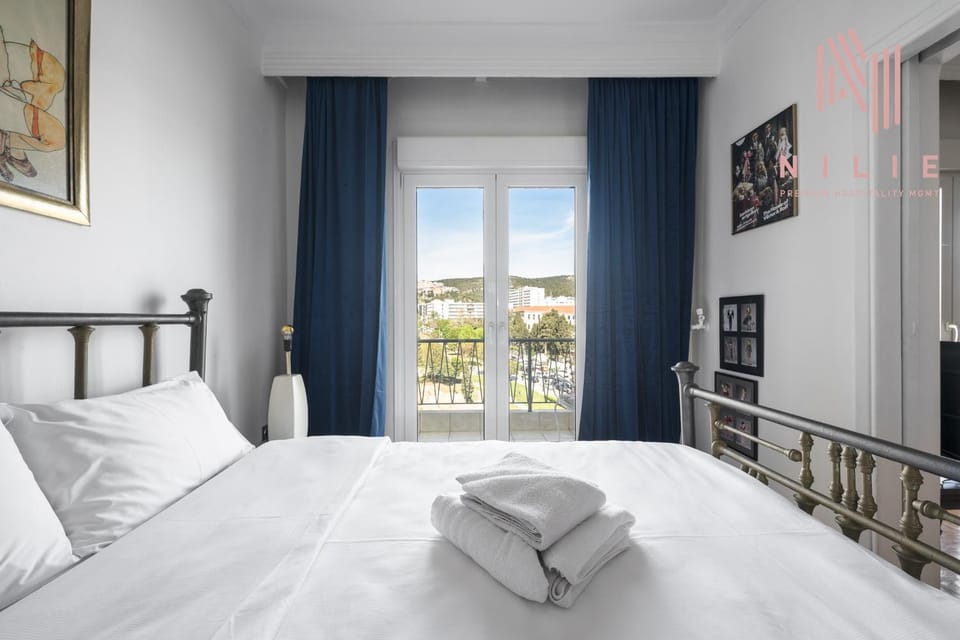Bed, towels
