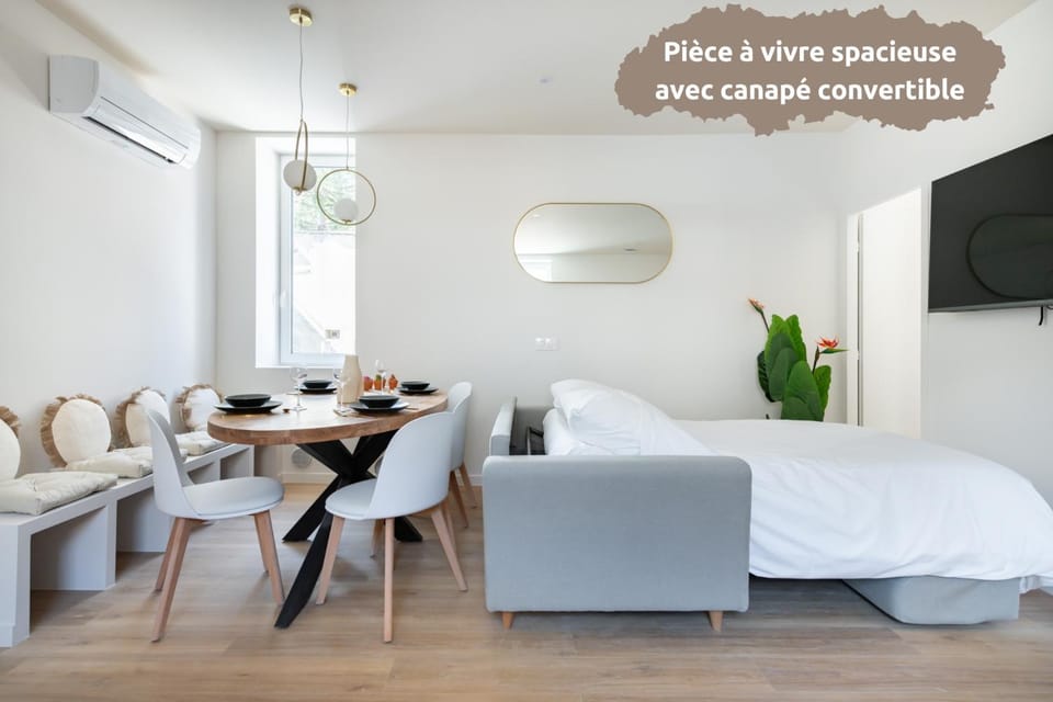 Bed, TV and multimedia, Living room, air conditioner