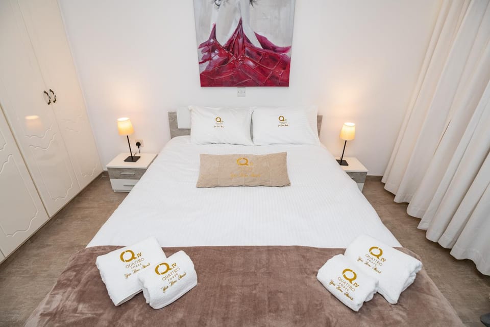 Bed, Photo of the whole room, Bedroom, towels