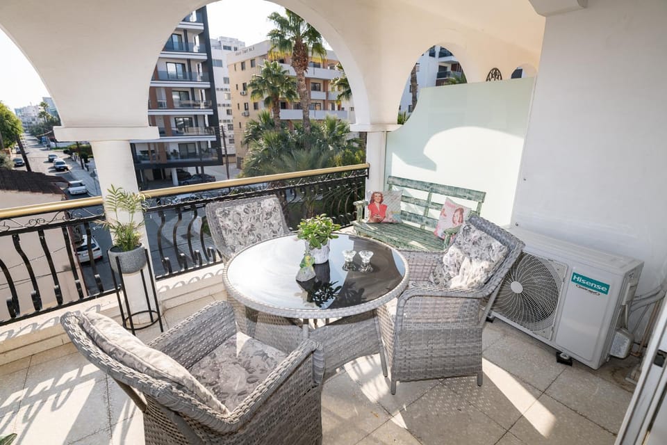 View (from property/room), Balcony/Terrace, City view
