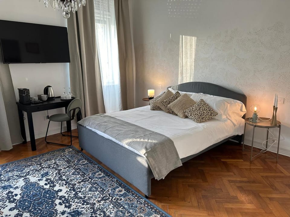 Bed, TV and multimedia, Photo of the whole room, Bedroom